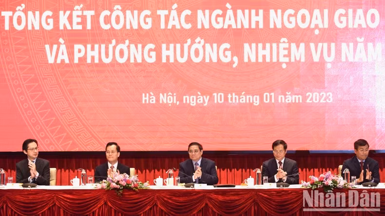越南政府总理范明正，外交部部长裴青山和各位外交部副部长主持会议。