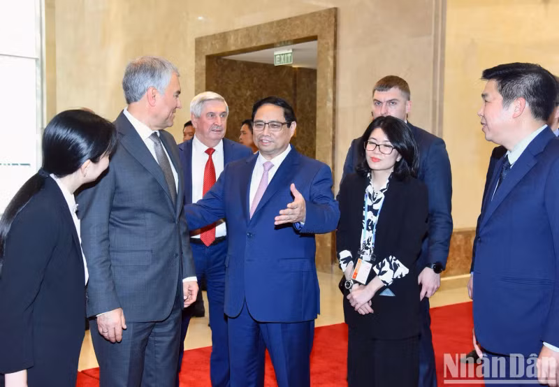 越南政府总理范明正和俄罗斯联邦国家杜马主席沃洛金交流。