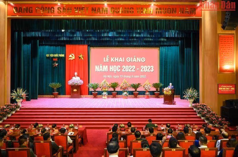 开学典礼场景。 （完）