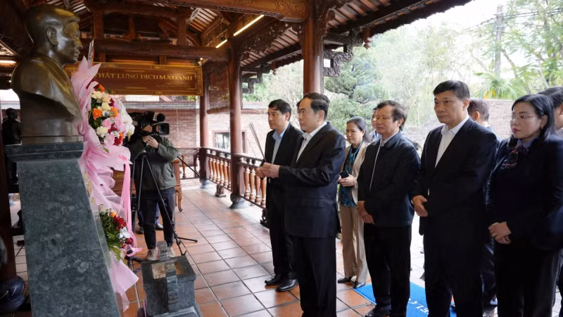 国会主席陈青敏一行敬香缅怀阮志清大将。 国会主席陈青敏一行敬香缅怀阮志清大将。