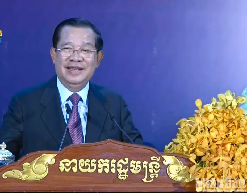 柬埔寨首相洪森在闭幕式上发表讲话。
