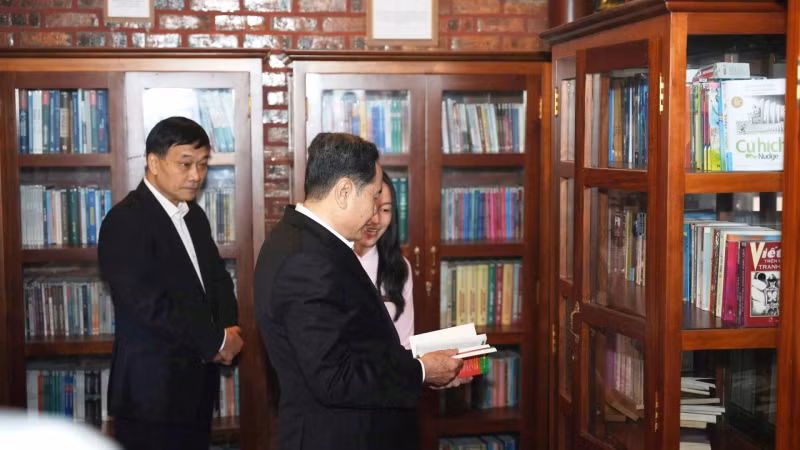 国会主席陈青敏参观黎德英大将图书馆。 国会主席陈青敏参观黎德英大将图书馆。