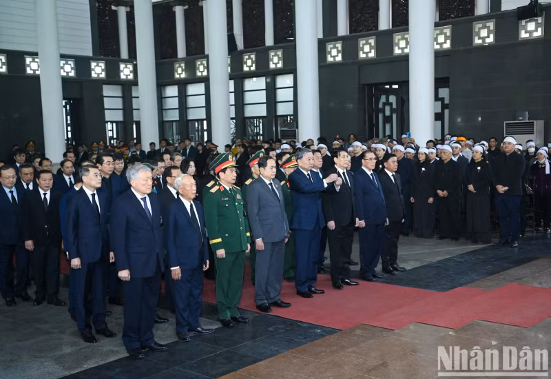 党和国家领导、前领导人吊唁阮决大将。