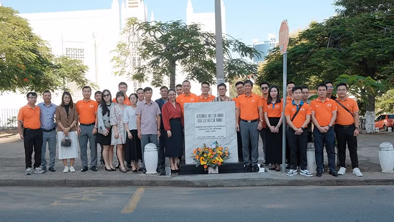 越南驻莫桑比克大使馆干部人员和旅居莫桑比克越南人社团在位于首都马普托胡志明大道的纪念碑敬献鲜花。（图片来源：越南驻莫桑比克大使馆）