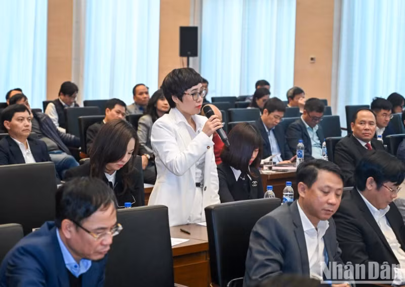 《信息报》社总编辑宁红娥发表讲话。