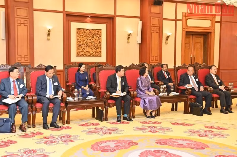 柬埔寨王国国会高级代表团。