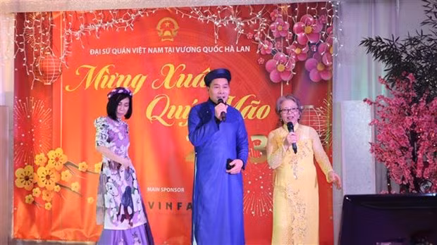 “家乡之春”活动上的文艺节目。（图片来源：越通社）