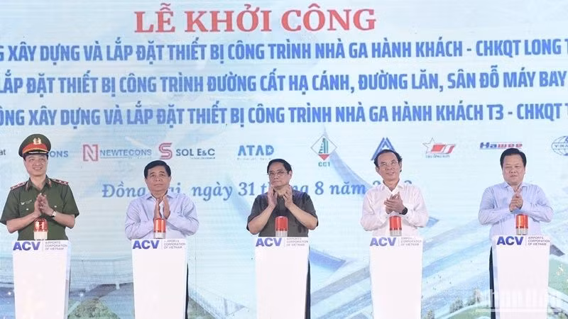 范明正总理和各位代表出席动工仪式。