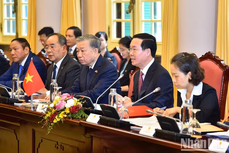 越南国家主席武文赏在会谈上发表讲话。