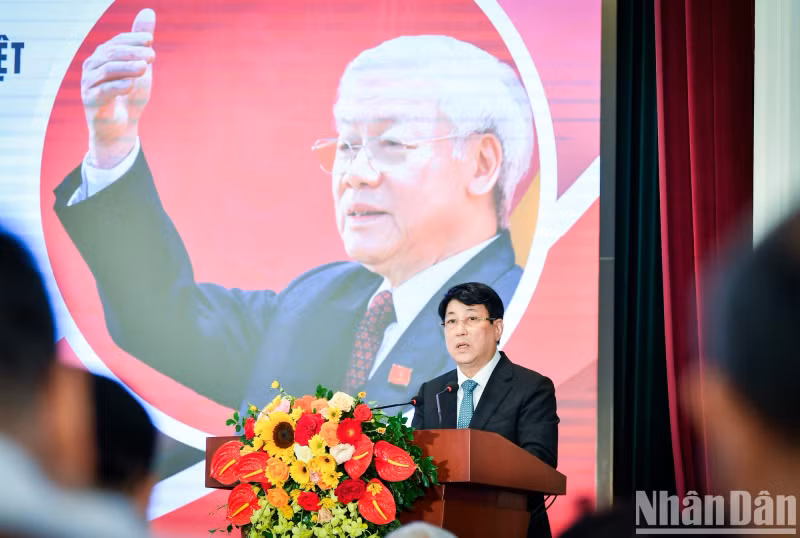 越共中央书记处常务书记梁强发表讲话。