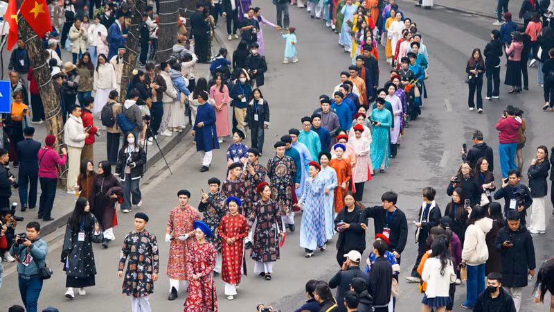 400名身着越南传统服饰的民众在河内古街游行。