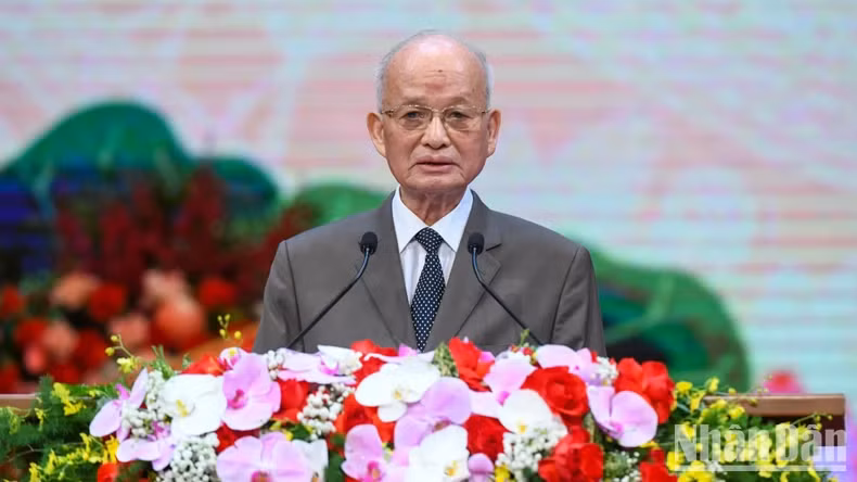 前越南国家审计长杜平阳发表讲话。