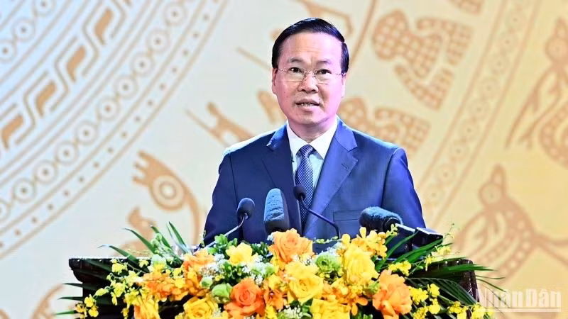 国家主席武文赏在颁奖典礼上发表讲话。