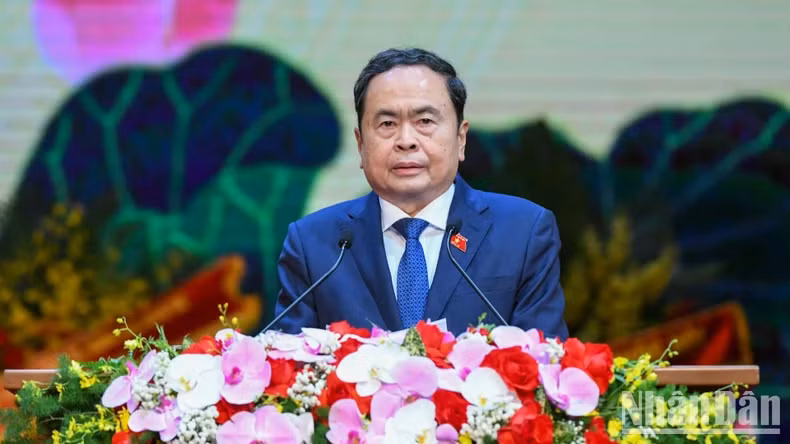 国会主席陈青敏发表讲话。