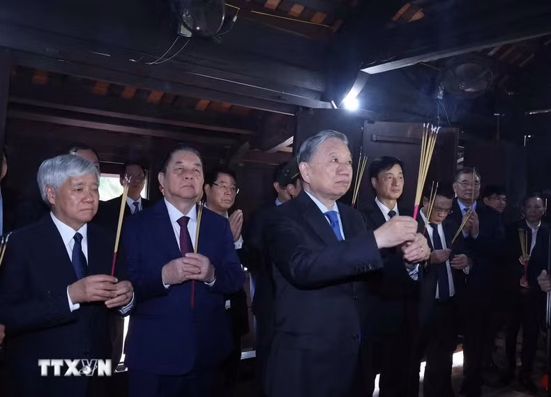 苏林总书记在南定省敬香缅怀长征总书记。