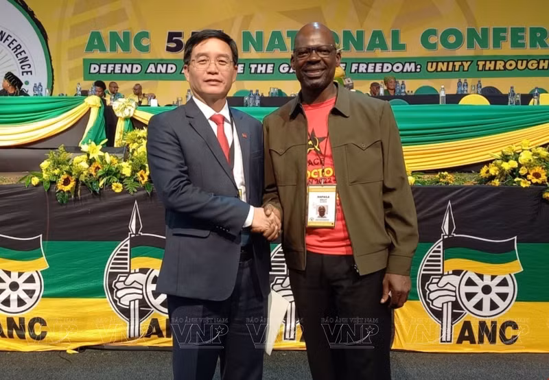 得乐省委书记阮廷忠和南非共产党总书记索利·马派拉。（图片来源：越通社）