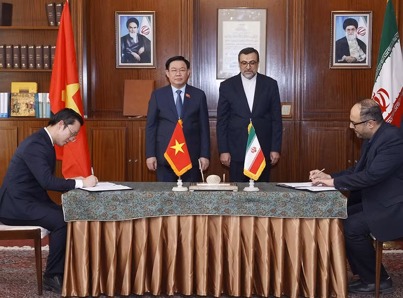 越南科学与技术部标准质量计量总局副总局长何明侠和伊朗国家计量中心主任哈桑•卡内扎尔签署谅解备忘录。