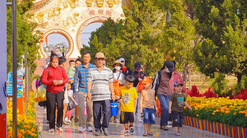 大年初三、初四，胡志明市旅游区、旅游景点接待大量游客。