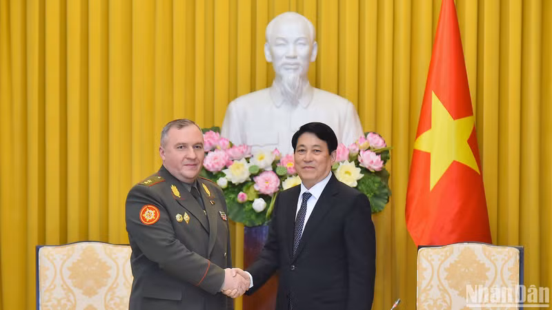 越南国家主席梁强和白俄罗斯共和国国防部长维克多·赫列宁中将。