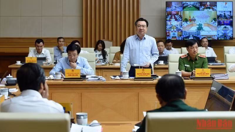 越南建设部部长阮青毅在会议上发言。