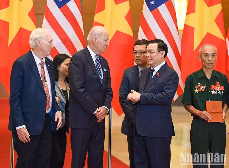 越南国会主席王廷惠和美国总统乔·拜登。
