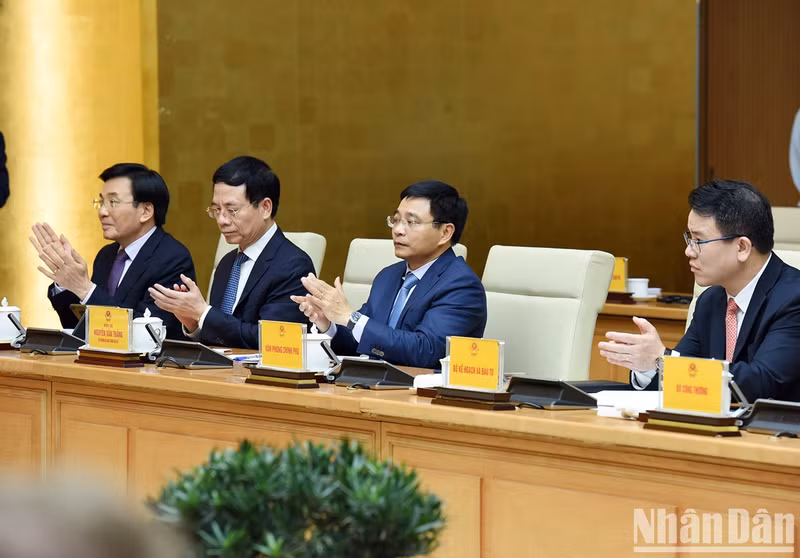 越南各部门、部委、行业领导代表。