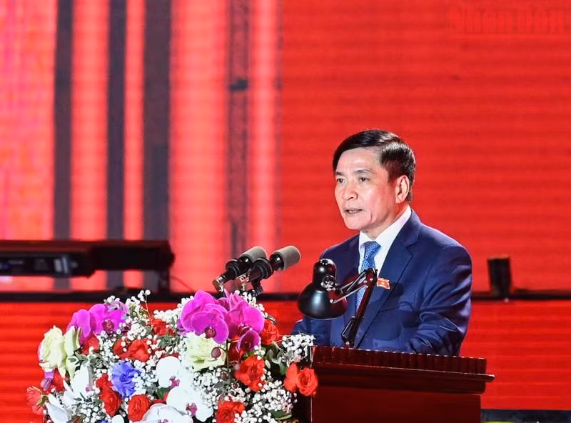 越南国会秘书长、国会办公厅主任裴文强公布国会常委会于2月15日颁发关于成立太原省普安市和普安市社各坊的第469/NQ-UBTVQH15号决议。