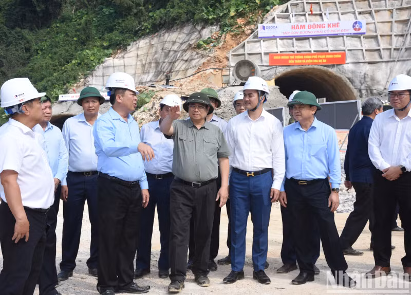 政府总理范明正实地考察了同登（谅山省）—茶岭（高平省）高速公路施工进度。