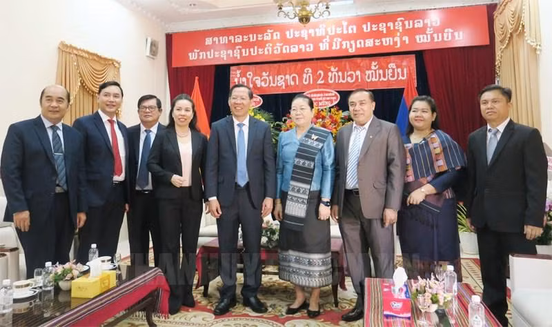 双方代表合影。（图片来源：hcmcpv.org.vn）