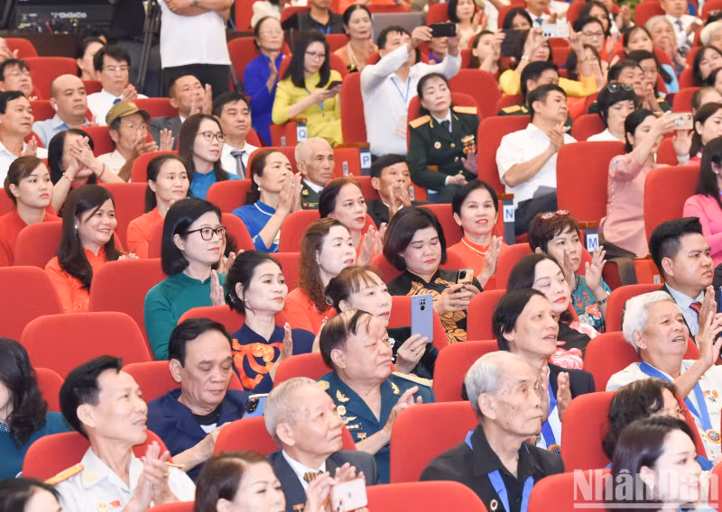 各位代表出席大会。