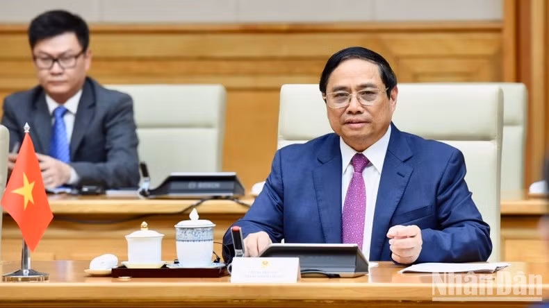 越南政府总理范明正在会见中发表讲话。