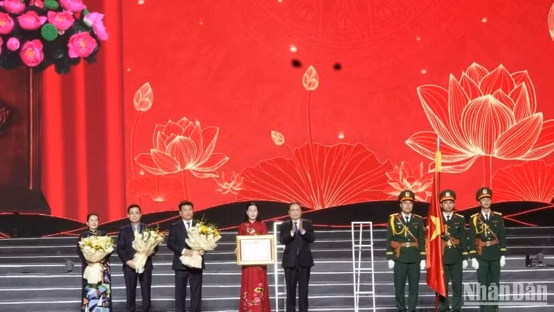 国会主席陈青敏代表党和国家领导向广义省委、省政府和人民授予一级劳动勋章。