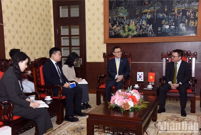 韩国驻越南大使崔英三发表讲话。