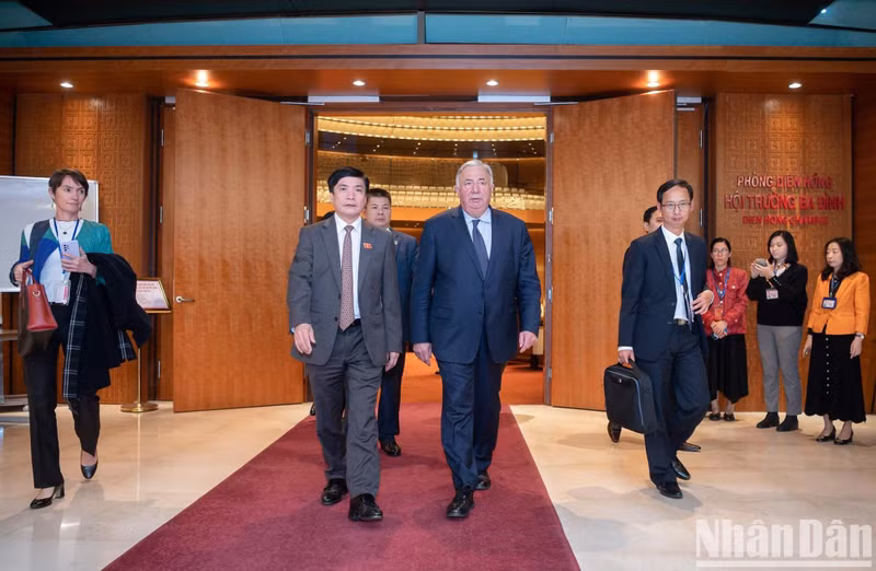 法国参议院议长拉舍尔参观国会大厦奠红会场。 法国参议院议长拉舍尔参观国会大厦奠红会场。