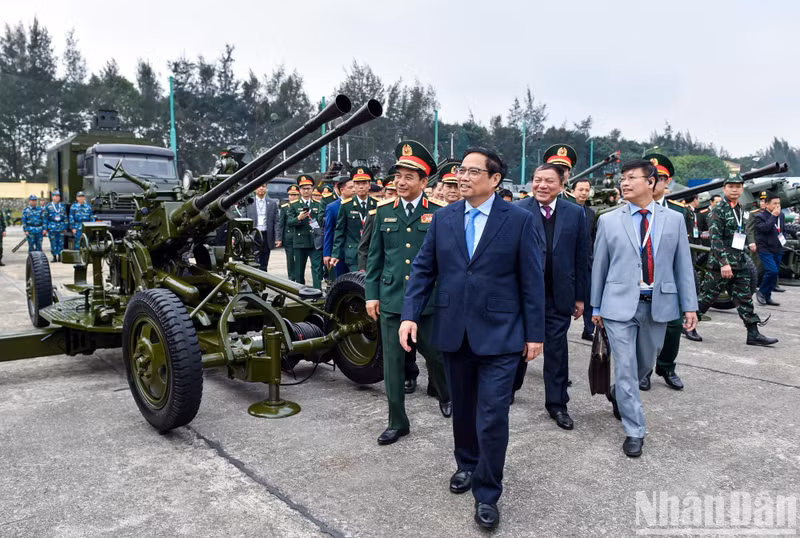 各位代表参观户外武器展示区。