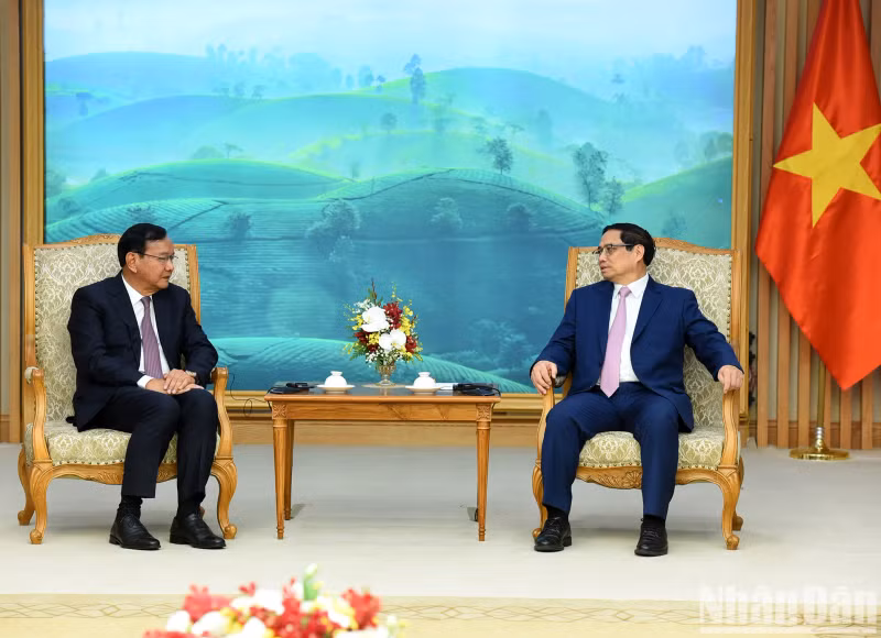 越南政府总理范明正会见柬埔寨人民党中央外委会主席布拉索昆。
