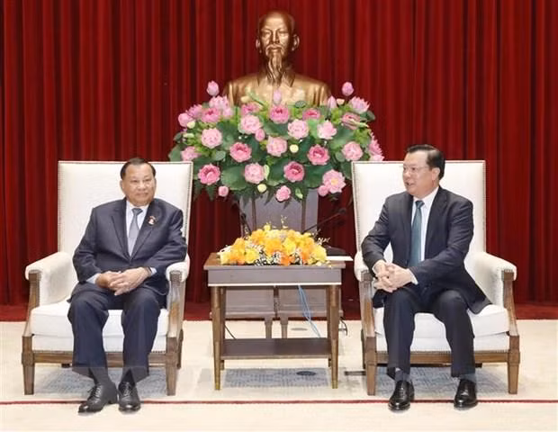 河内市市委书记丁进勇和柬埔寨王国参议院主席赛冲。（图片来源：越通社）