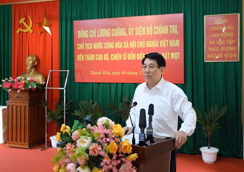 国家主席梁强发表讲话。 国家主席梁强发表讲话。