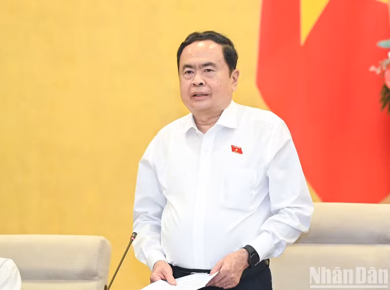 越南国会主席陈青敏致开幕词。