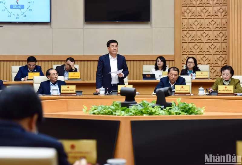 工贸部部长阮鸿延发表讲话。