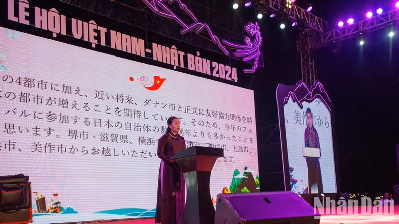 岘港市人民委员会副主席阮氏英诗发表讲话。 岘港市人民委员会副主席阮氏英诗发表讲话。