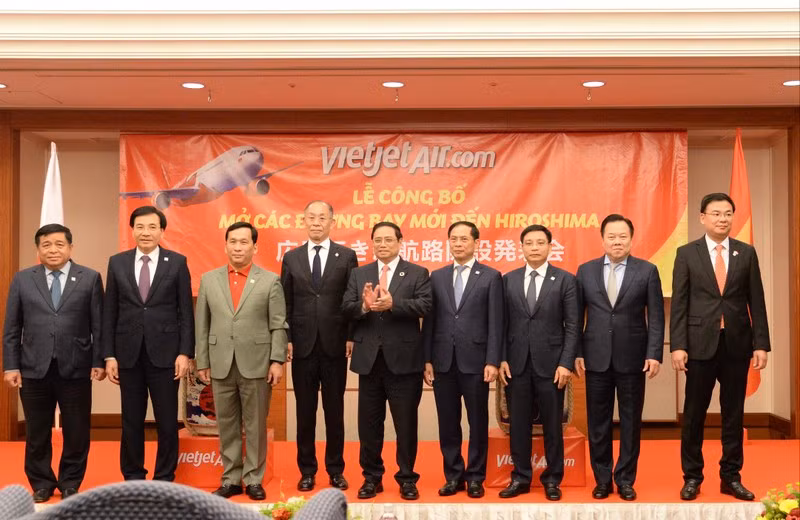 范明正总理和各位代表在公布仪式上合影。
