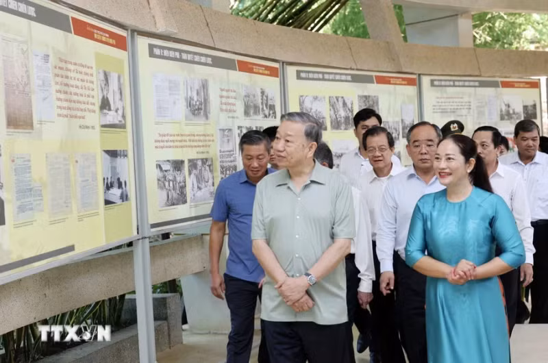 苏林主席参观胡志明主席祠堂。