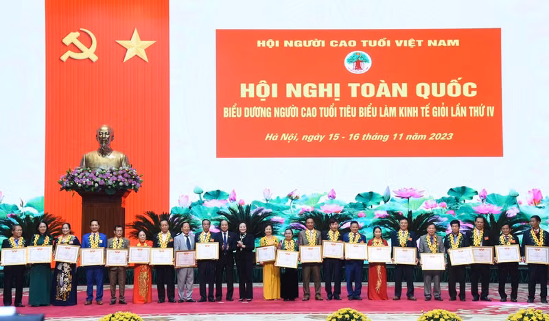 各位代表荣获表彰。