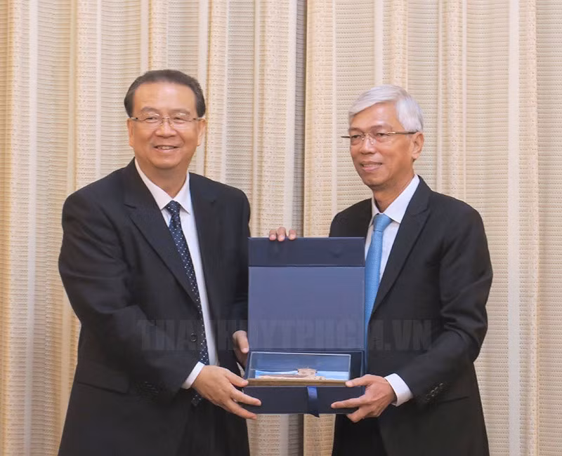 胡志明市人民委员会副主席武文欢和中国云南省政协主席刘晓凯。（图片来源：hcmcpv.org.vn）