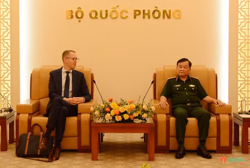 黄春战上将会见詹姆斯·克拉布特里。