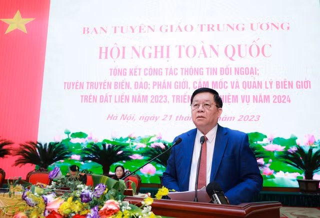 越共中央书记处书记、中央宣教部部长、对外新闻工作指导委员会主任阮重义发表讲话。（图片来源：baochinhphu.vn）