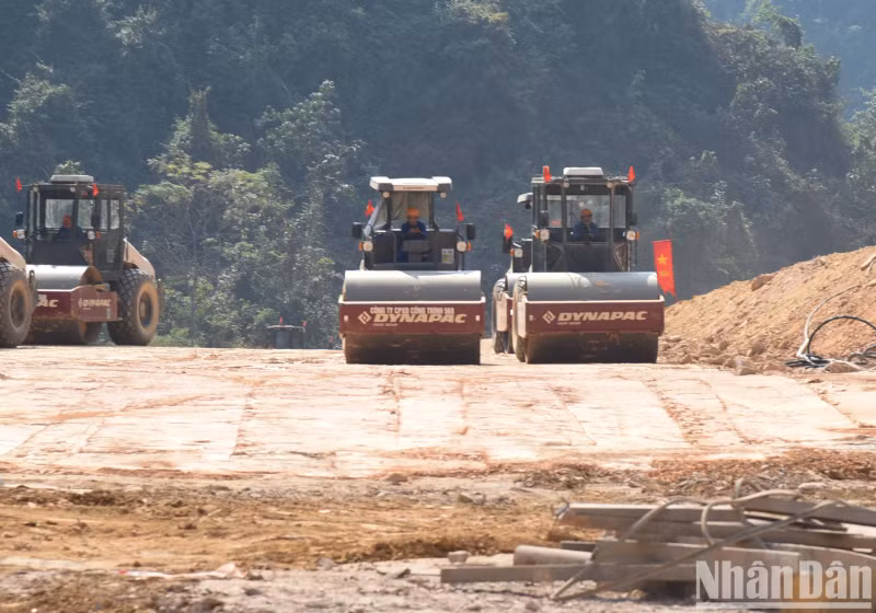 同登（谅山省）—茶岭（高平省）高速公路工程施工现场。