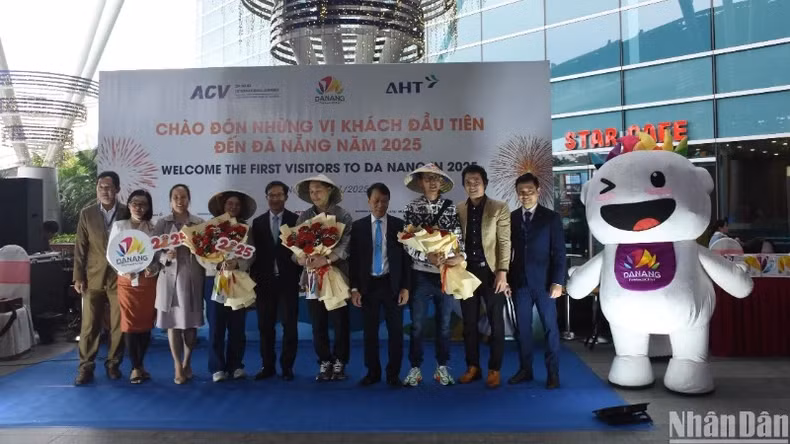 岘港市欢迎2025年首批外国游客。 岘港市欢迎2025年首批外国游客。