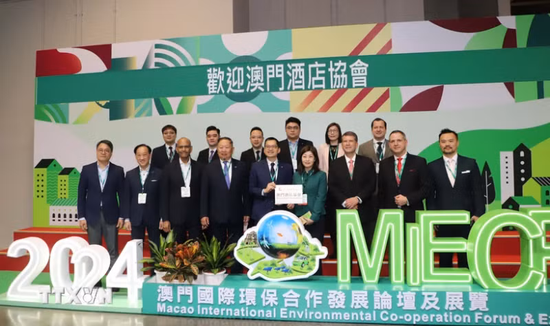 各位代表在开幕式上合影。（图片来源：越通社）